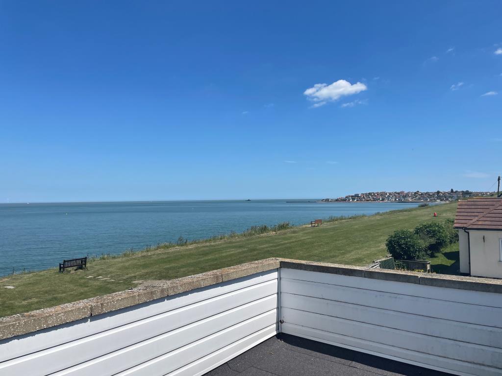 Lot: 104 - DETACHED HOUSE ON SEAFRONT WITH PANORAMIC VIEWS FROM 1ST FLOOR -